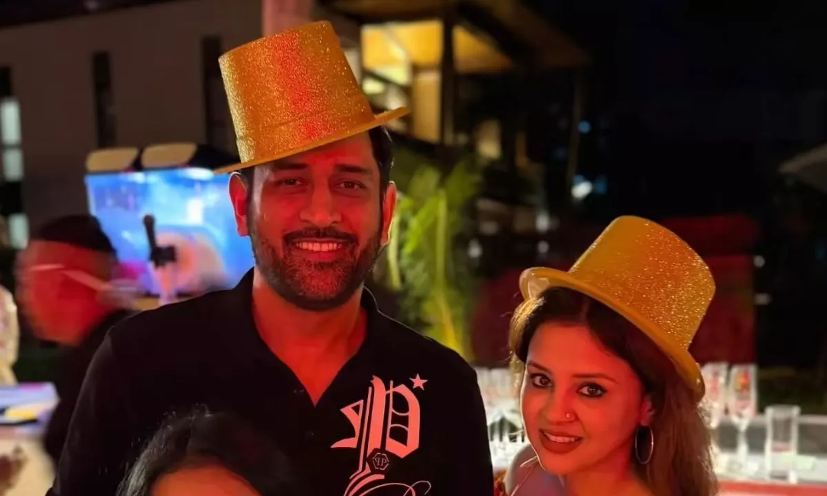 ms-dhoni-new-year-celebration-in-thailand