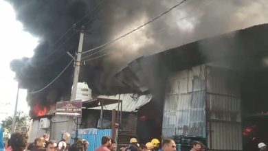 बैरागी कैंप में टेंट हाउस के गोदाम में लगी भीषण आग, जान बचाने के लिए इधर-उधर भागे लोग haridwar Bairagi Camp Prakash Tent House fire