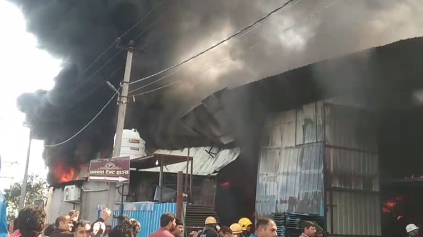 बैरागी कैंप में टेंट हाउस के गोदाम में लगी भीषण आग, जान बचाने के लिए इधर-उधर भागे लोग haridwar Bairagi Camp Prakash Tent House fire