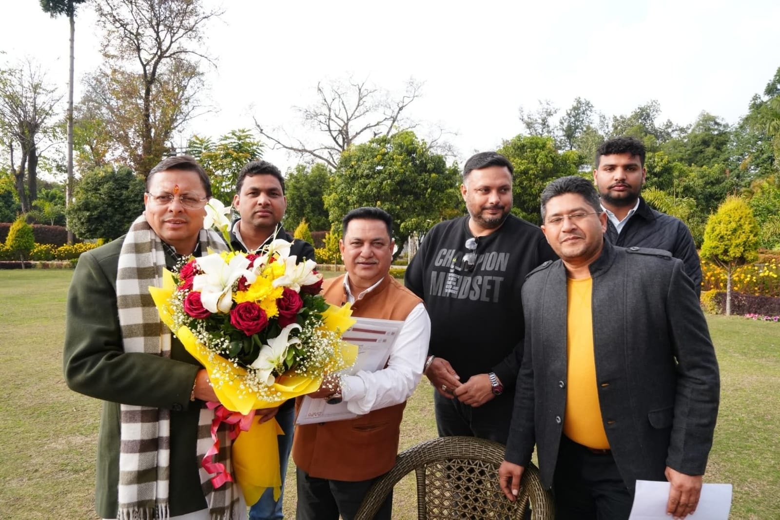 सीएम आवास पर अचानक मुख्यमंत्री धामी से मिलने पहुंचे कई विधायक, चढ़ा सियासी पारा Cm dhami