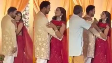 स्टेज पर जब दूल्हा-दुल्हन ने किया KISS, दौड़कर आए पंडित जी और फिर..., Video Viral bride-groom-kiss-intervenes by-priest-video-viral