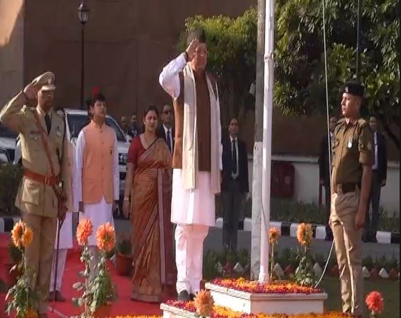 77वां गणतंत्र दिवस: सीएम धामी ने मुख्यमंत्री आवास में किया ध्वजारोहण, प्रदेशवासियों को दी बधाई cm dhami flag hosted