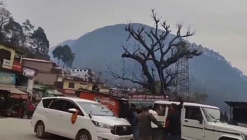 people-came-out-front-of-ganesh-joshis-convoy-uttarkashi