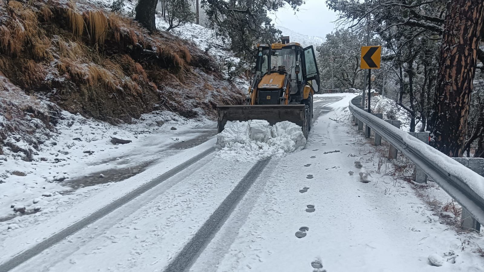 पहाड़ों पर बर्फबारी से बढ़ी दुश्वारियां, कई मार्ग बाधित, खबर देख कर ही करें यात्रा प्लान snowfall uttarakhand