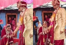 बर्फबारी के बीच निभाई शादी की रस्में