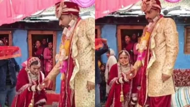 सफेद चादर में लिपटा पहाड़, बर्फबारी के बीच निभाई शादी की रस्में, वीडियो देखें बर्फबारी के बीच निभाई शादी की रस्में