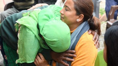 वृद्धाश्रम में कैबिनेट मंत्री को देख वृद्ध महिला ने लगाया गले, फूट-फूट कर रोई