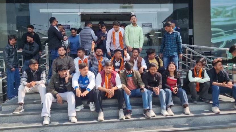हल्द्वानी के इस अस्पताल में जिंदा मरीज को दिखाया मृत, ABVP और छात्रसंघ ने काटा हंगामा Haldwani chandan hospital hungama