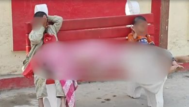 pregnant mother's body in the lap of daughter