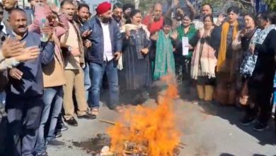 congress-protest-against-deteriorating-law-dehradun