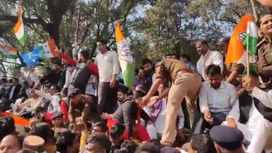 congress-lok-bhavan-march-police-lathi-charged-1-injured