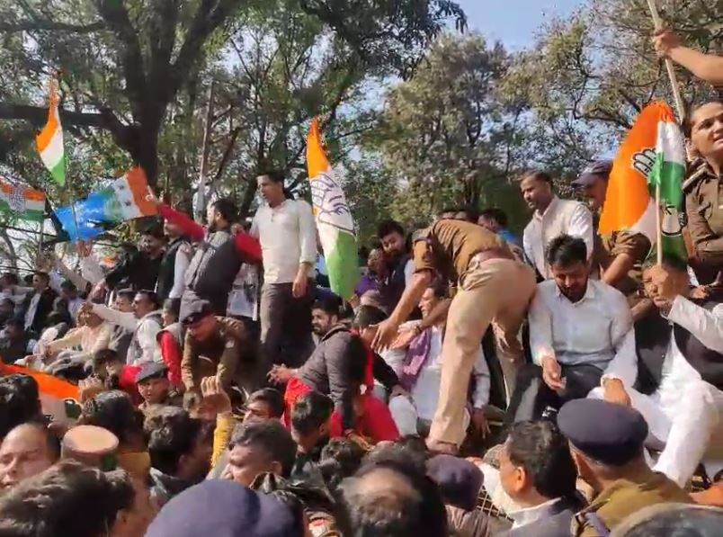 congress-lok-bhavan-march-police-lathi-charged-1-injured