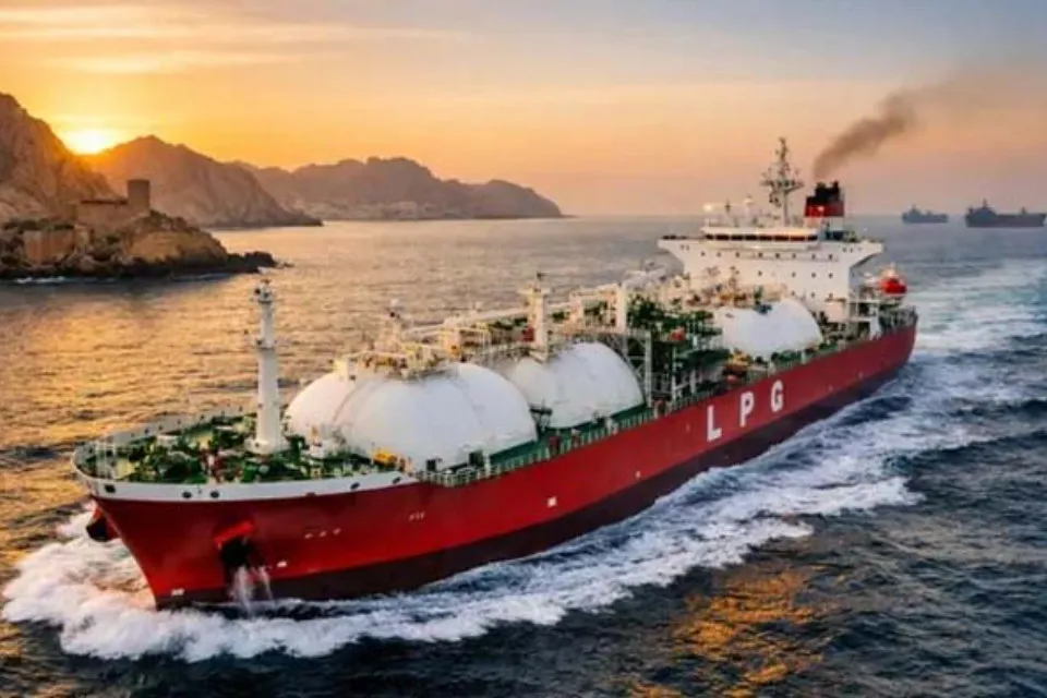 lpg-crisis-in-india-ships-strait-of-hormuz