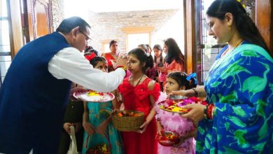 फूलदेई मनाने सीएम आवास पहुंचे बच्चे