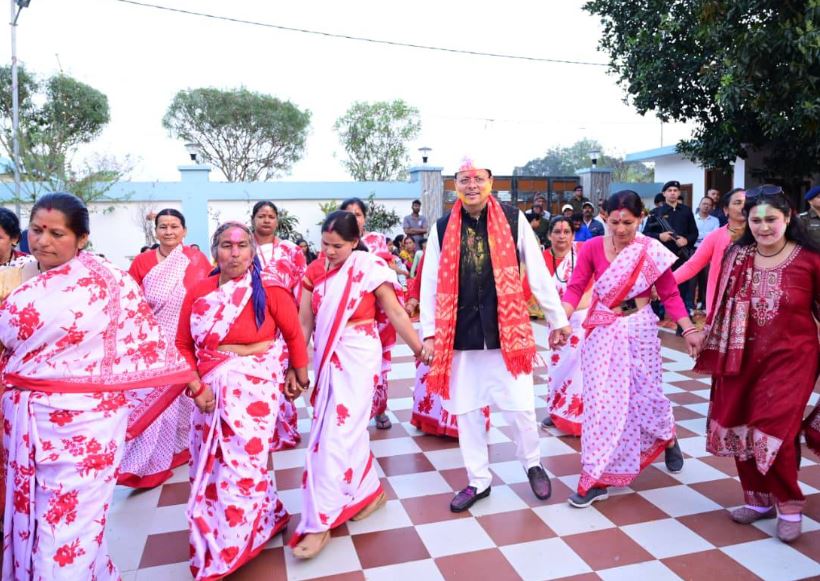 cm dhami celebrate holi in khatima house