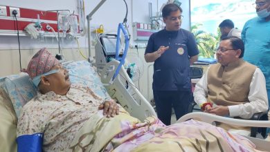 सतपाल महाराज का हाल जानने एम्स पहुंचे सीएम धामी