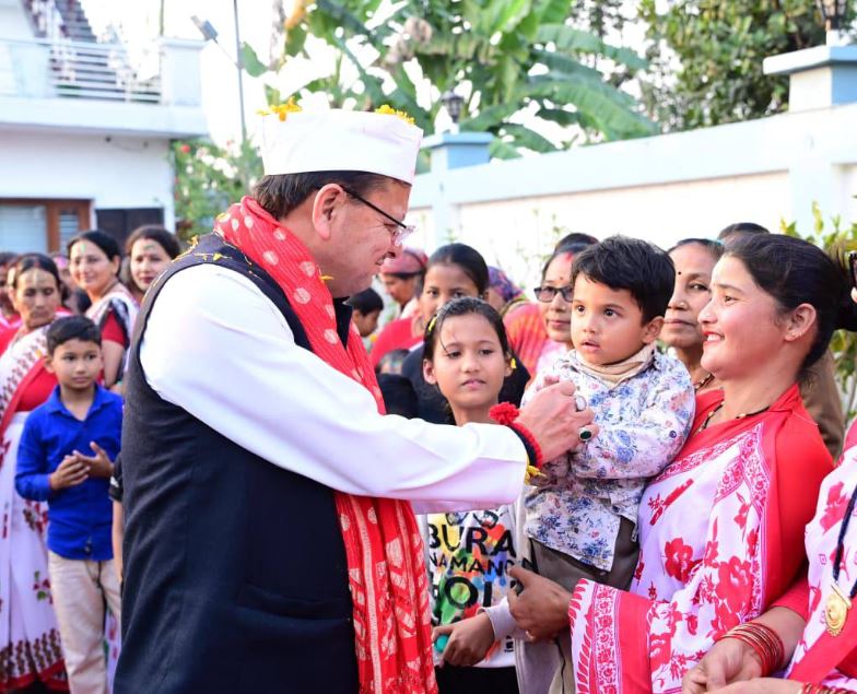 cm dhami celebrate holi in khatima house