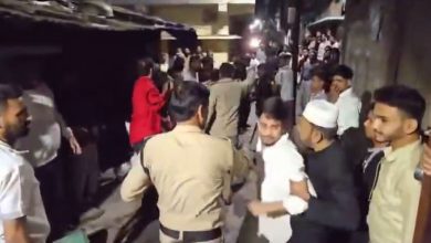 बनभूलपुरा में पुलिस के सामने भिड़े दो पक्ष