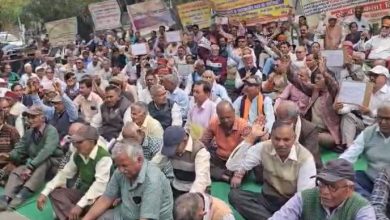 गोल्डन कार्ड का लाभ न मिलने पर भड़के पेंशनर