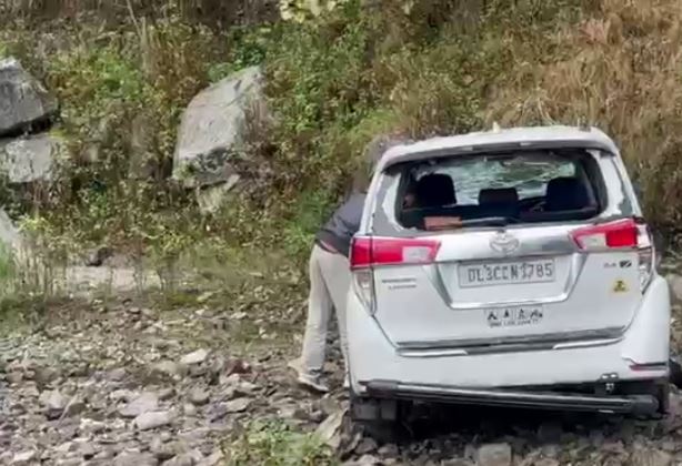 पिथौरागढ़ में दर्दनाक हादसा: खाई में गिरी कार, सेना के जवान समेत तीन की मौत pithoragarh road accident