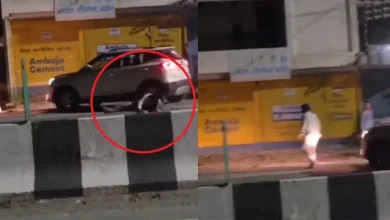 देहरादून के धर्मावाला चौक में बीच सड़क पर युवक को पीटा