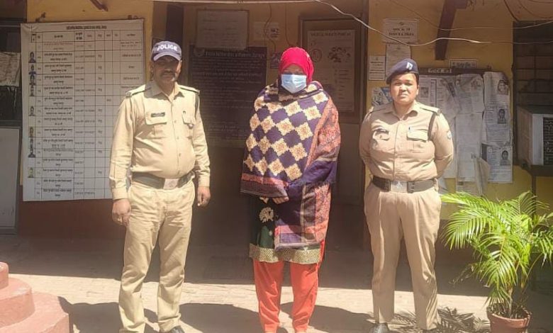 देहरादून से गिरफ्तार हुई महिला स्मैक तस्कर, वकील की फीस देने के लिए बनी ड्रग डीलर वकील की फीस देने के कारण बनी ड्रग डीलर dehradun-Woman-drug-dealer-arrest-Pay-Lawyer-Fees