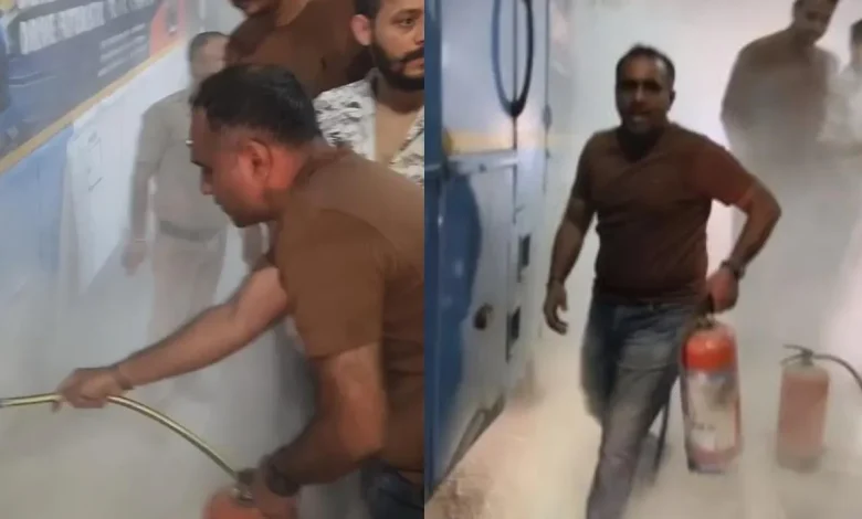 नैनीताल रोड पर बस में लगी आग, SSP ने दिखाई बहादुरी, 10 लोगों को सुरक्षित निकाला bus catches fire nainital road