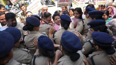 कांग्रेस ने किया प्राइवेट स्कूलों की मनमानी का विरोध, शिक्षा मंत्री के आवास का किया घेराव