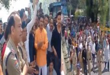 विशेष समुदाय के युवक पर लड़कियों का शोषण करने का आरोप, व्यापारियों ने किया बाजार बंद, कोतवाली का किया घेराव