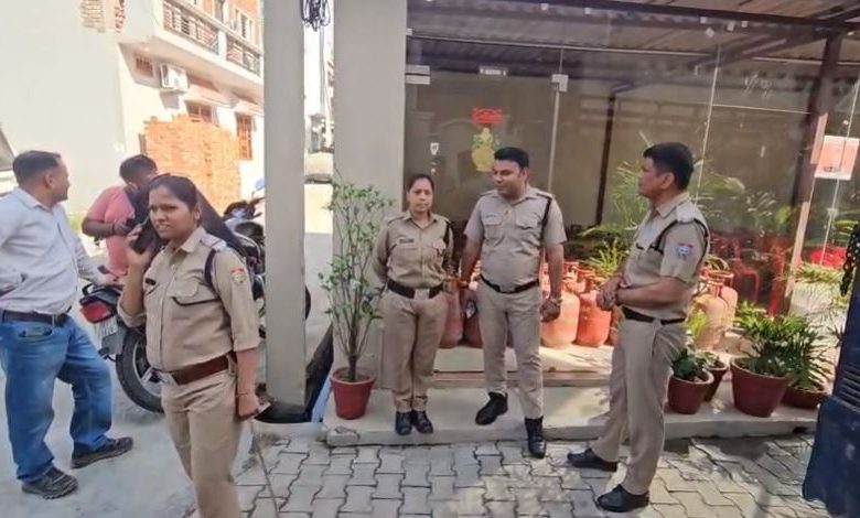 हरिद्वार से बरामद हुआ संदिग्ध सिलेंडर का बड़ा जखीरा, छापेमारी के दौरान महिलाओं ने की अभद्रता