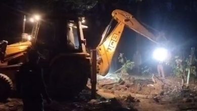 किच्छा में बड़ी कार्रवाई: दो अवैध मजारों पर चलाया बुलडोजर