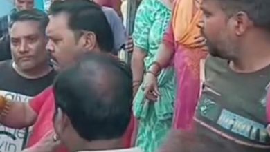 people-gherao-suresh-rathore-over-non-availability-of-gas-cylinders-gas-agency