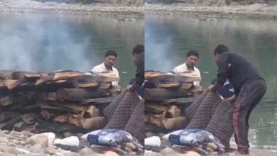 wet-wood-halted-funeral-19-year-girl-shrinagar_11zon