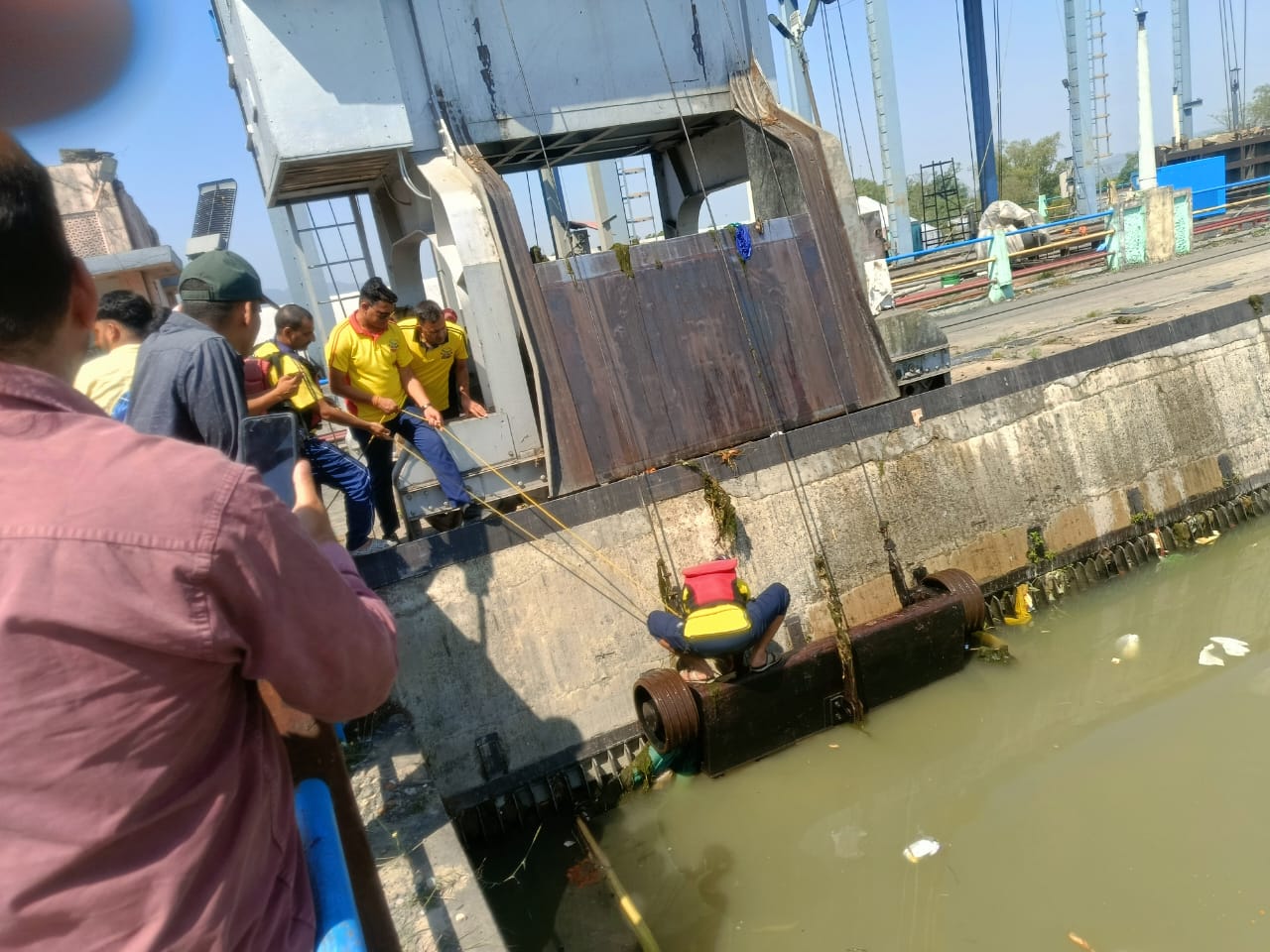 दो बच्चों के साथ शक्ति नहर में कूदी मां, बच्चों का रेस्क्यू, महिला का शव बरामद mother-jumps-into-canal-with-2-children-womans-body-recovered