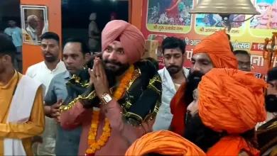 Cricketer-navjot-singh-sidhu-in-haridwar- maya-devi-temple