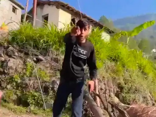 पोस्ट ऑफिस कर्मचारी ने की अभद्रता!, Video Viral, गांव वाले परेशान, की कार्रवाई की मांग bageshwar-kothkot-post-office-man-video