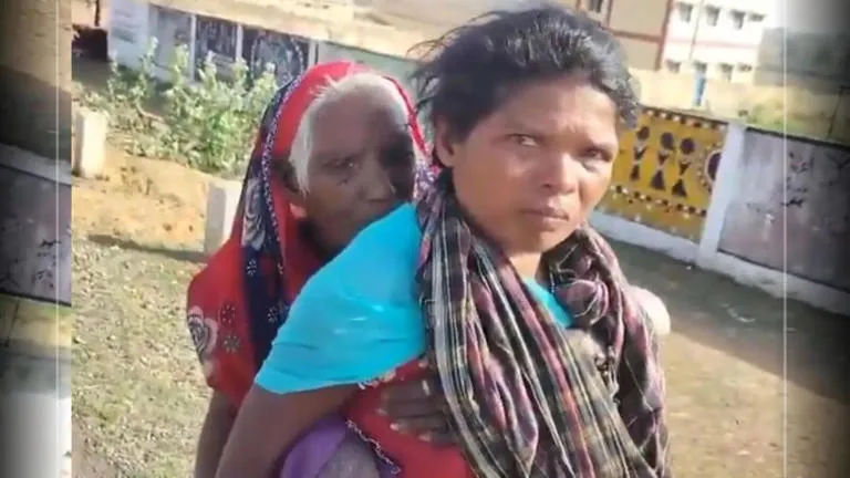 सिर्फ 500 रुपये की पेंशन, 90 साल की बुजुर्ग को तपती धूप में कंधे पर लादकर नंगे पैर बैंक पहुंची बहू chhattisgarh-woman-carries-mother-in-law-on-back- for pension