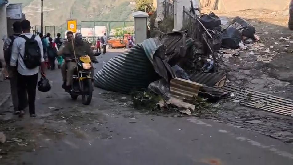 आंधी तूफान से भारी नुकसान, कारों के ऊपर गिरे पेड़, कई मकानों की उड़ गई छत MUSSOORIES HEAVY DAMAGE DUE TO RAIN Storm