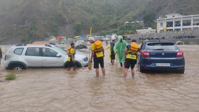 over-50-devotees-stranded-in-a-swollen-river-in-champawat