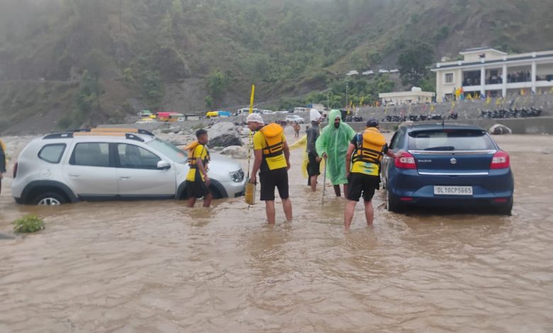 चंपावत में बड़ा हादसा: उफनती नदी में फंसे 50 से ज्यादा श्रद्धालु over-50-devotees-stranded-in-a-swollen-river-in-champawat
