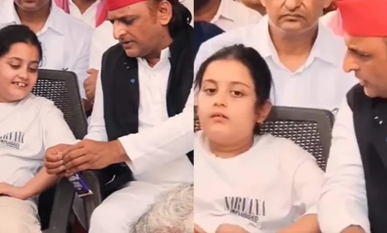 प्रतीक यादव की बेटी को संभालते नजर आए ताऊ Akhilesh Yadav, दी चॉकलेट, Video prateek-yadav-death-akhilesh-yadav-emotional-at-funeral-feeding-chocolate-his-niece