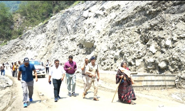सोनप्रयाग–गौरीकुंड मार्ग पर तीन स्थानों पर भूस्खलन, प्रभावित क्षेत्र का निरीक्षण करने पहुंचे DM kedarnath dham yatra