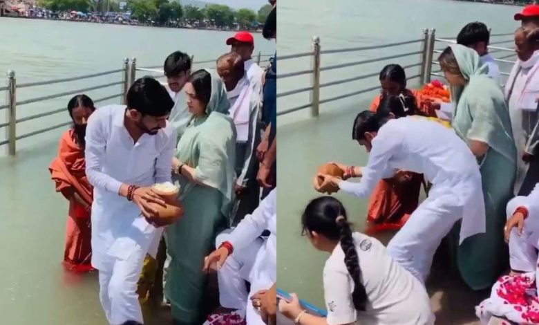 immersion-of-pratik-yadavs-ashes-in-ganga-vip-ghat