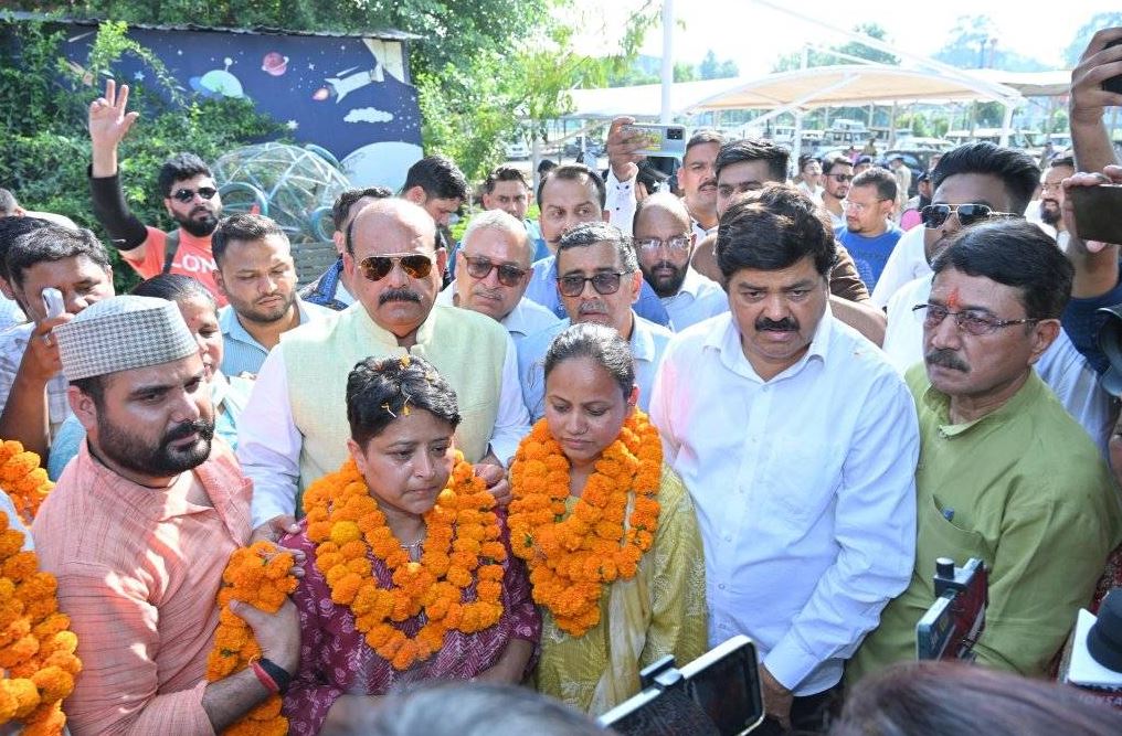 टंकी से नीचे उतरे नर्सिंग अभ्यर्थी और कांग्रेस नेता ज्योति रौतेला