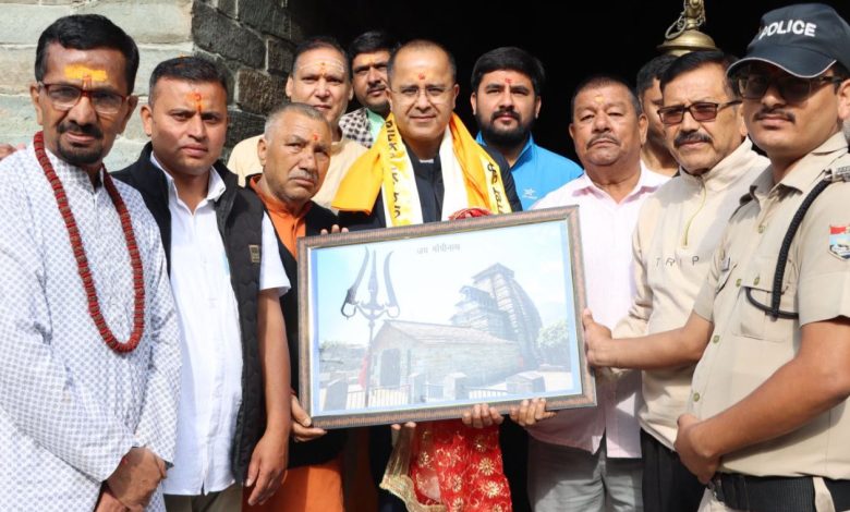 home-secretary-shailesh-bagoli-arrives-at-gopinath-temple