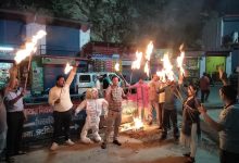 पहाड़ों में बदहाल स्वास्थ्य व्यवस्था: इलाज के अभाव में महिला की मौत, गुस्साए लोगों ने निकाला मशाल जुलूस woman-dies-in-tehri-due-to-unavailability-of-air-ambulance-protest