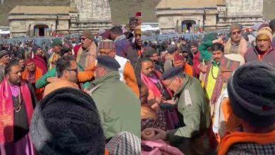 priests-in-kedarnath-chant-slogans-against-bktc-chairman-against-vip