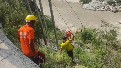 dumper-truck-fell-into-river-from-rishikesh-badrinath-national-highway-near-karnaprayag-in-chamoli