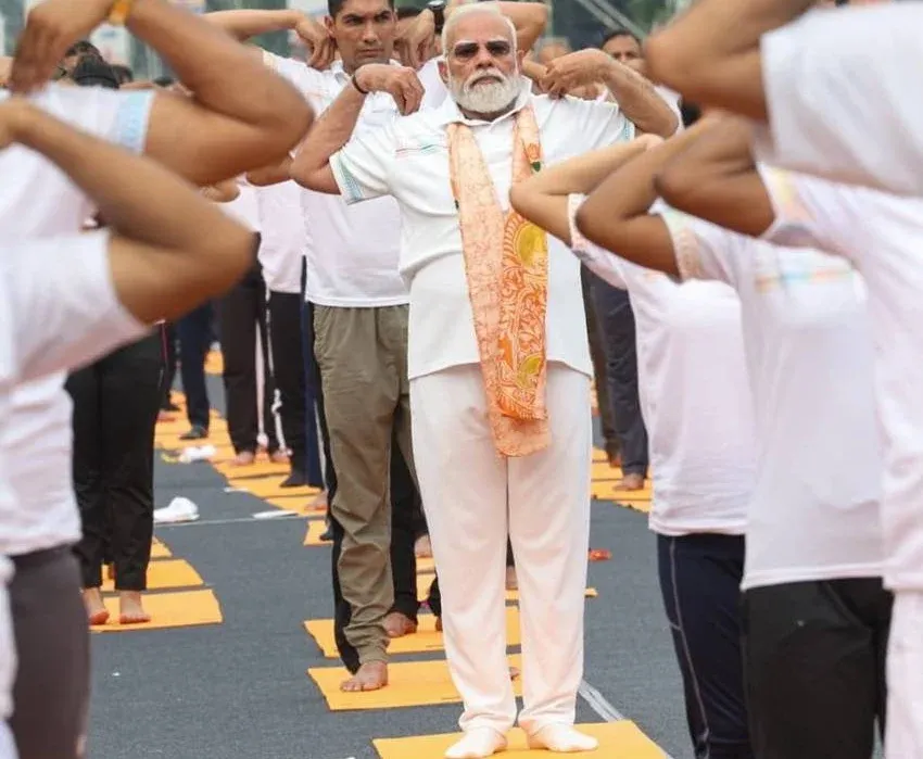 International Yoga Day 2026: एकजुट हुआ देश!, PM Modi समेत राज्यों के नेताओं ने किया योगाभ्यास PM-Narendra-Modi-Yoga-Day_11zon