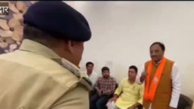 मीटिंग के दौरान पुलिस अधिकारी पर फूटा निशंक का गुस्सा, Video Viral Ramesh Pokhriyal Nishank VIRAL VIDEO (1)